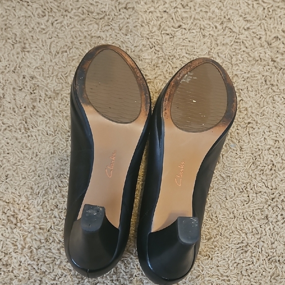 Clarks Classic Black Heels - Picture 4 of 6